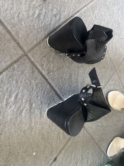 Sandalias pixy pretas de pele