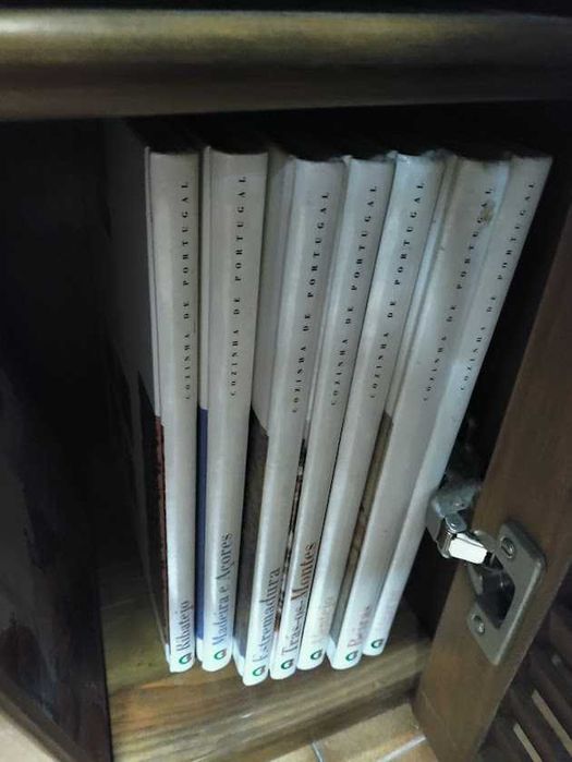 Livros de Culinária Regional Portuguesa, de Maria Odette C. Valente  (8 vols.)