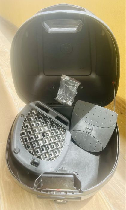 Top case givi com encosto pendura e base 30 litros