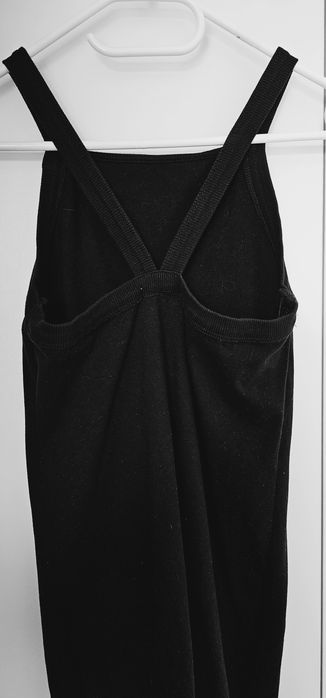 Mała czarna na ramìaczkach