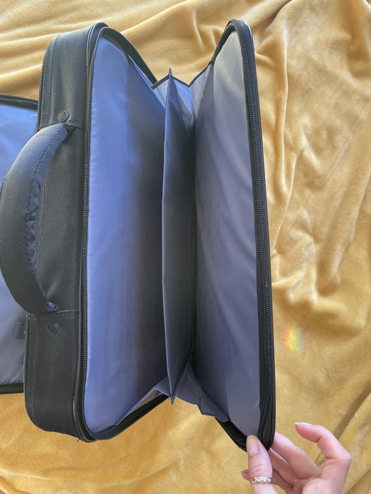 Duża sztywna torba na komputer.