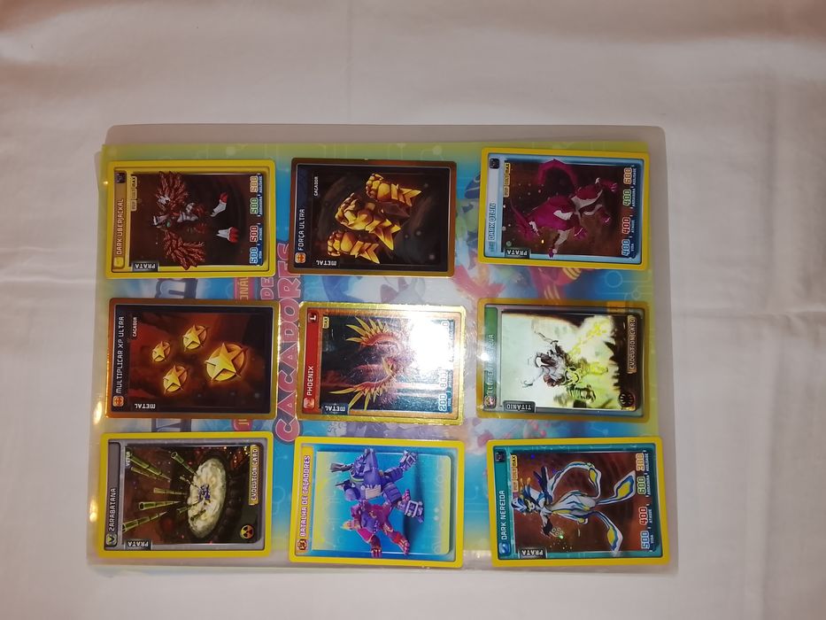 Pack Invizimals, caderneta mais bonecos !!