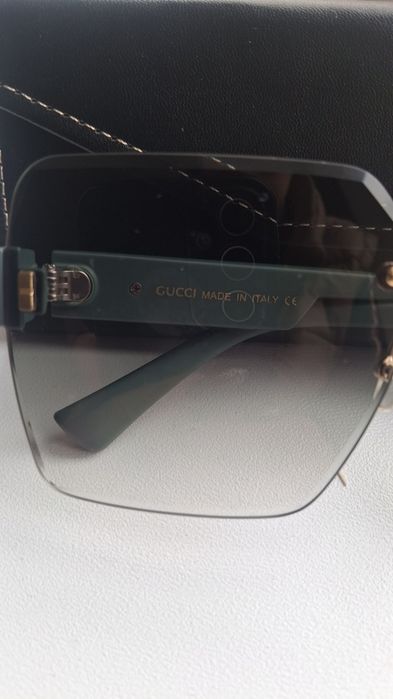 Сонцезахисні окуляри Gucci.