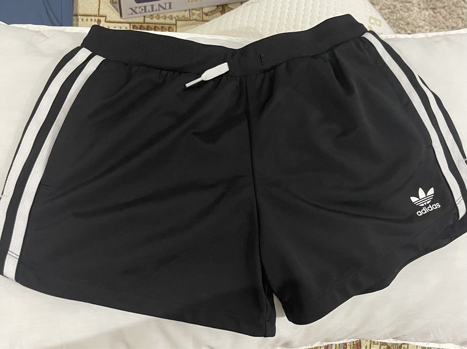 Calções pretos adidas