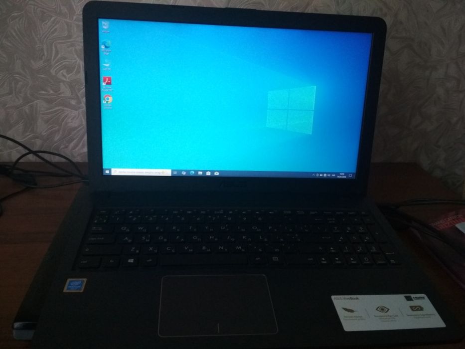 Ноутбук ASUS б/в, в гарному стані