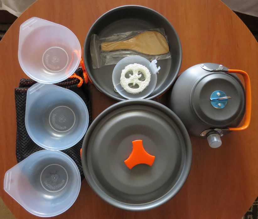 Туристичний посуд (котелки та інше), ножі