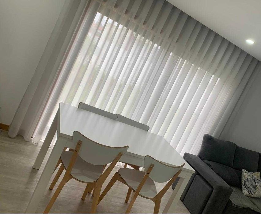 MESA E 4 CADEIRAS USADAS EM BOM ESTADO