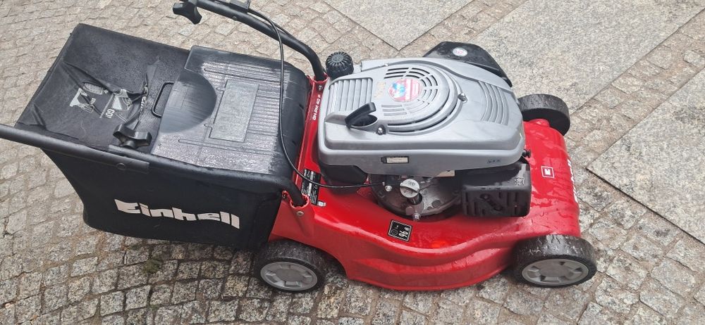 Mała kosiarka z koszem