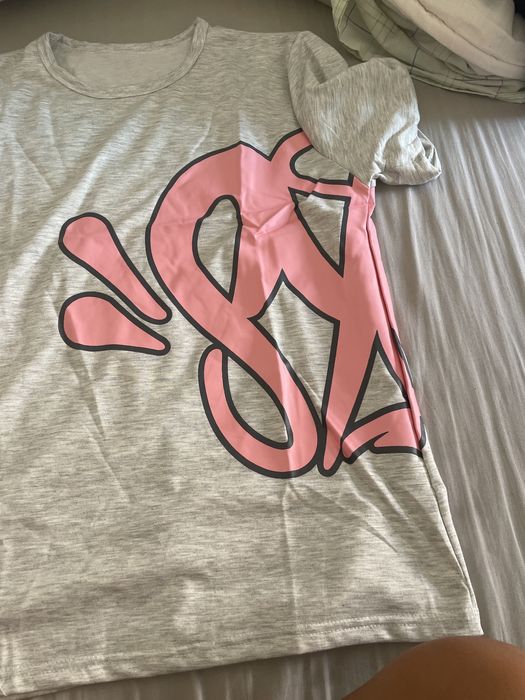 T-shirt temu rosa e cinzenta