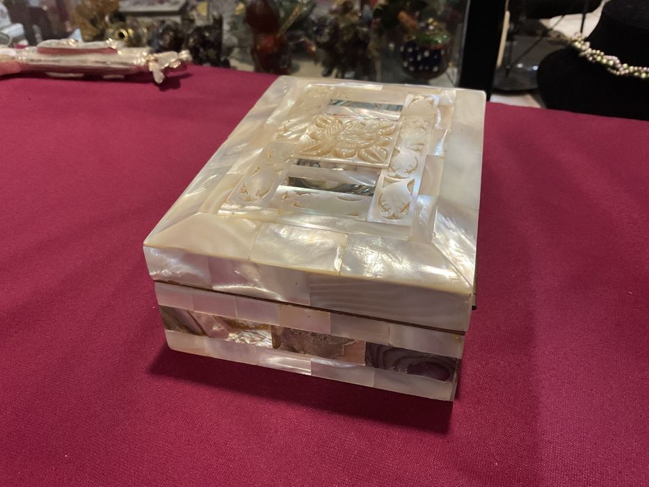Caixa em madre pérola toda trabalhada 13x9,5x5,5 cm top condição