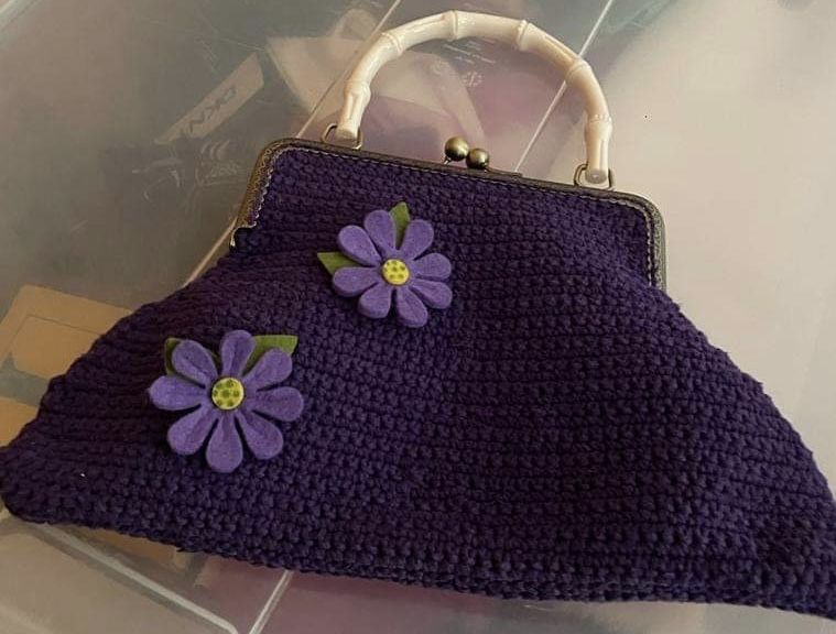 Mala artesanal brasileira em roxo