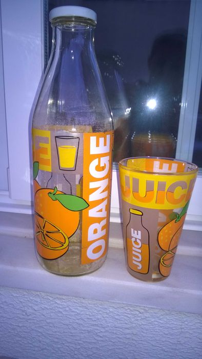 Conjunto garrafa e copo de vidro estampados para sumo de laranja