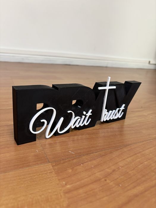 Placa Decorativa “Pray · Wait · Trust” – Impressão 3D