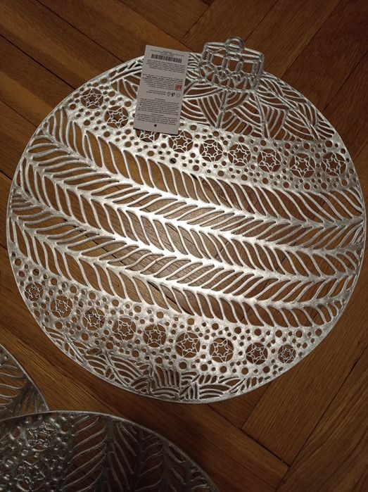 4 srebrne gumowe podkładki pod talerze bombki