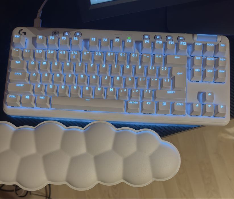 Logitech G715 Linear +keycapy logitech różowe