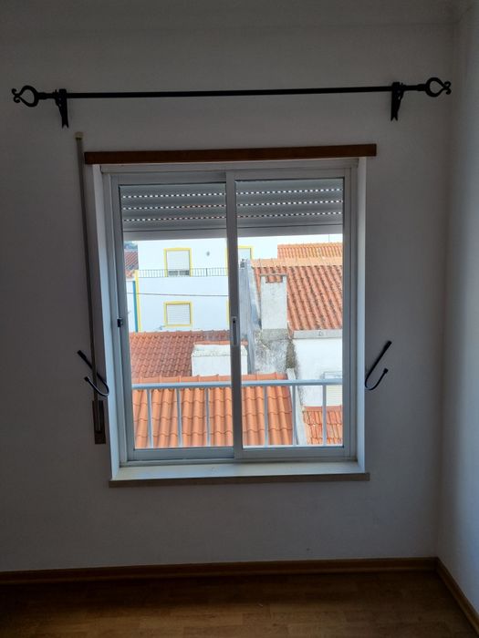 Varão para cortinado em ferro c/ 1.55 m comprimento + acessórios
