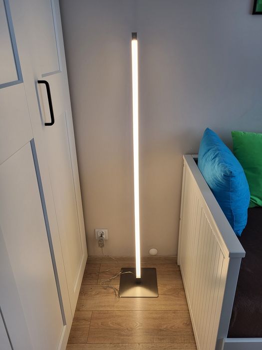 Lampa stojąca podłogowa led z zaciemnianiem