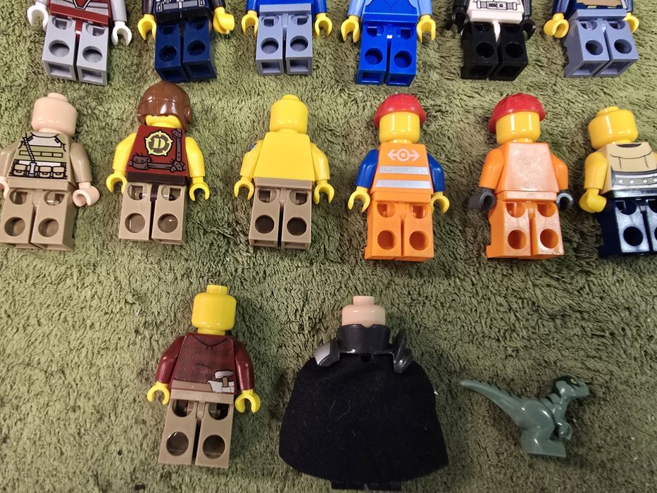 LEGO 21 figurek różne.