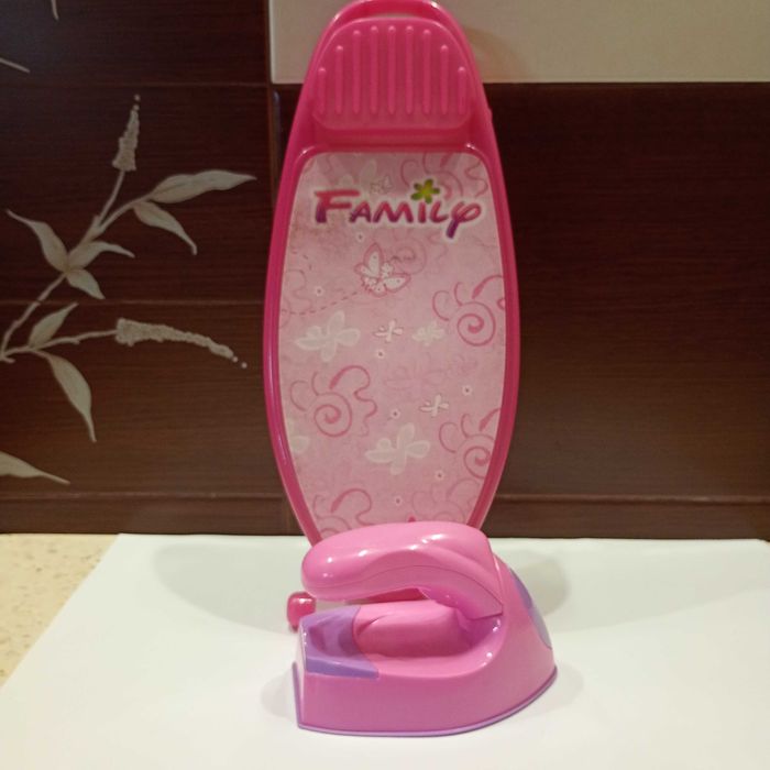 Детская гладильная доска и утюг