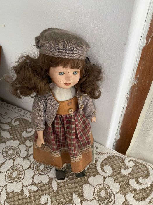 boneca em roupas tons castanho