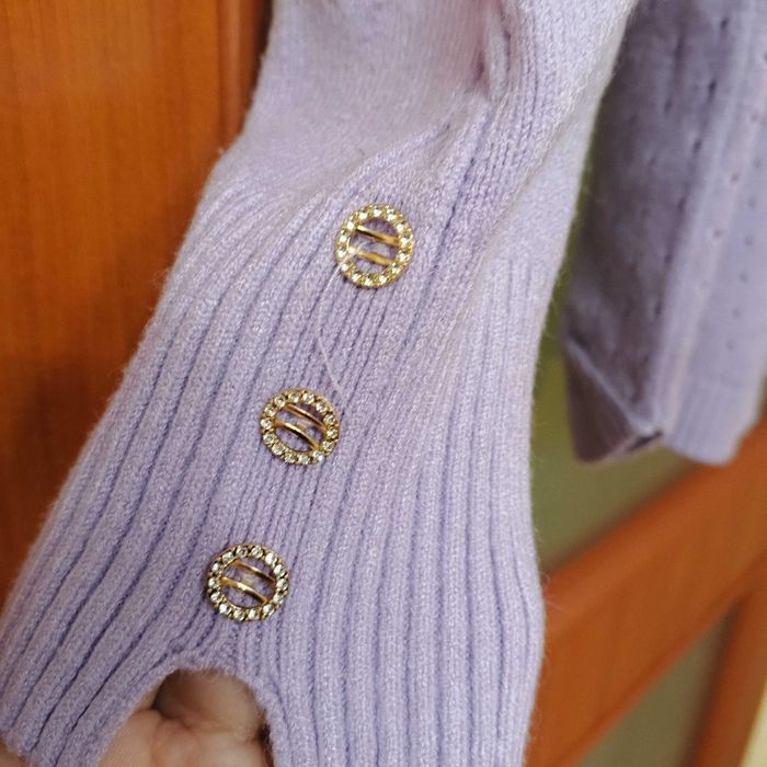 Sweter dekolt w serek