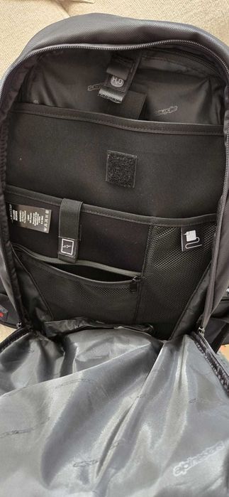 Mota CBR 650F e mochila da alpinestars