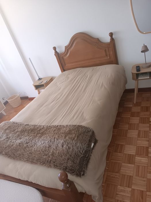 Cama solteiro com estrado e colchao e duas mesinhas cabeceira