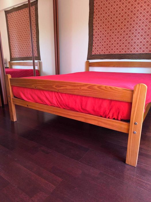 Cama elegante em pinho + colchão em óptimo estado