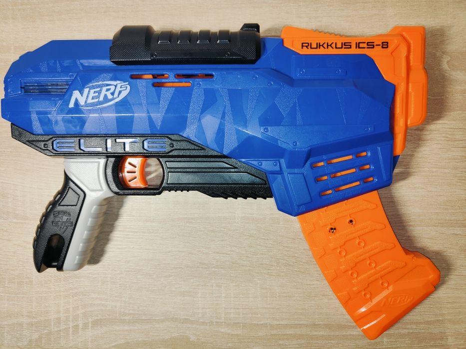 Plastikowy pistolet nerf