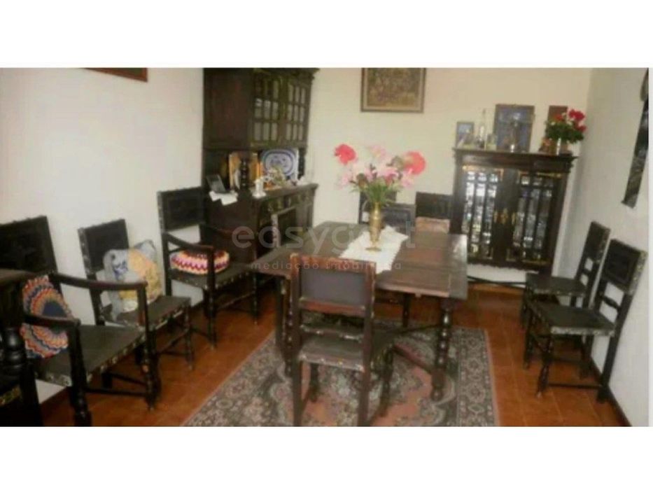 Moradia duplex espaçosa com 5 quartos e varanda - Lagoaça