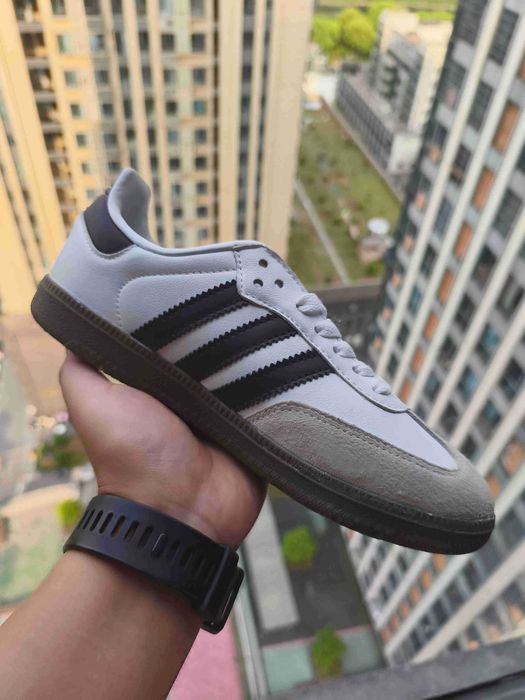 Damskie trampki Adidas, białe i szare, rozmiar 39