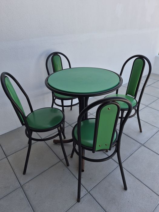 Mesa e 4 cadeiras