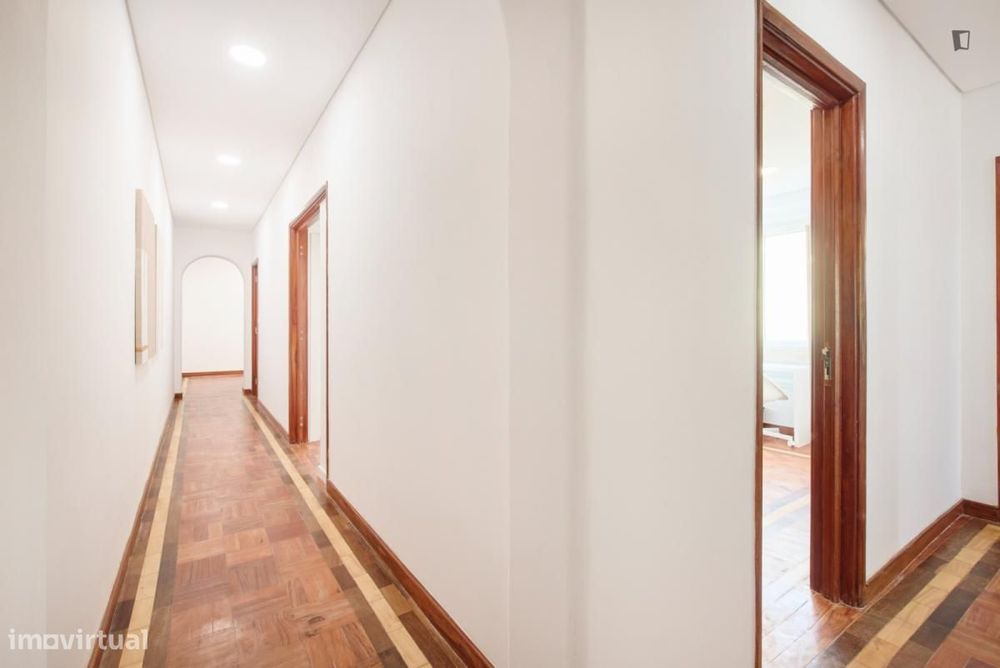 Quarto - localizado em São Sebastião Lisbon