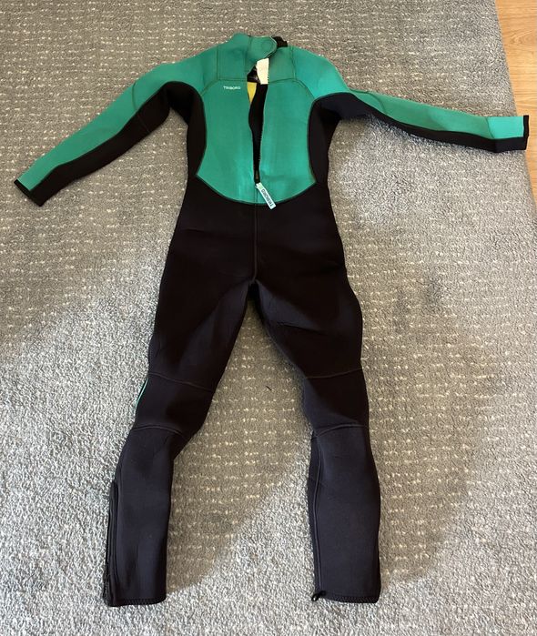 Vendo 2 Fatos de Surf 4/3 – Tribord e Olaian (Tamanho 12/13 anos)