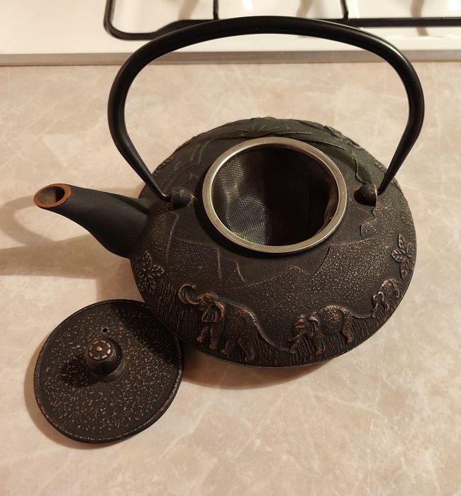 Żeliwny dzbanek, zaparzacz, imbryk do herbaty z zaparzaczem 1 litr.