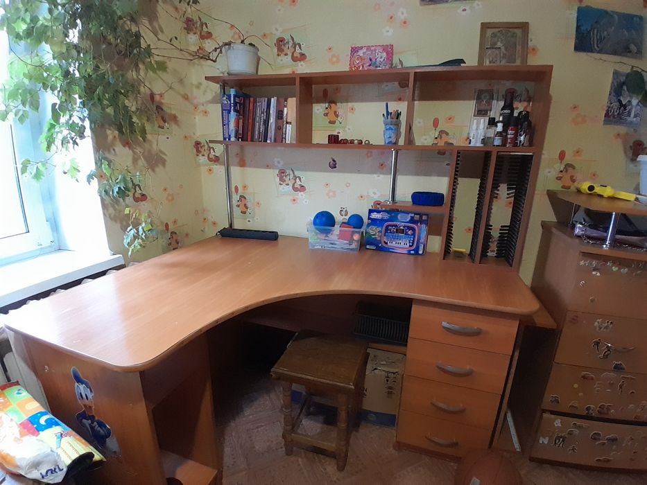 Комп'ютерний стіл з стійкою.