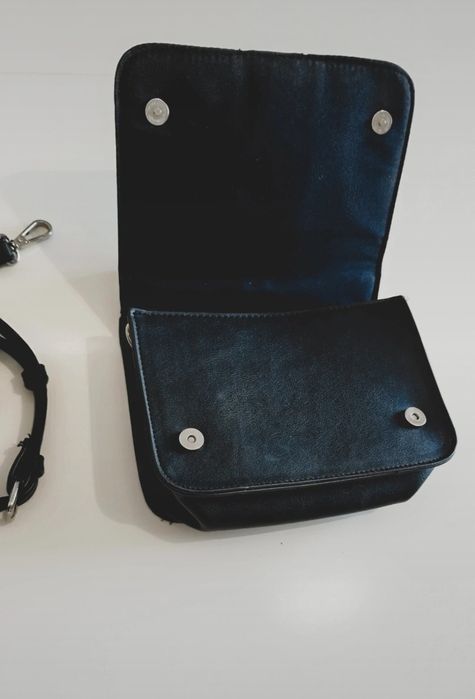 Mala Femina Preta com detalhes de Pérola