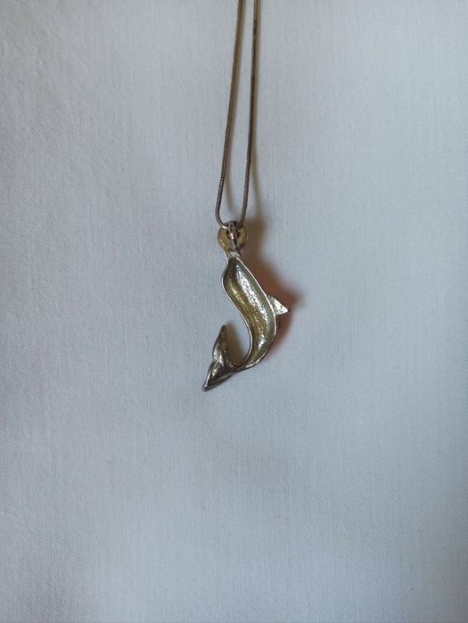 Colar com golfinho rosa