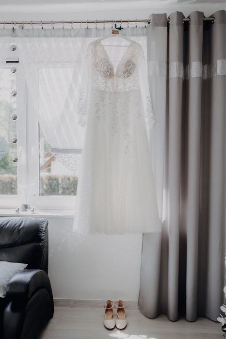 Suknia ślubna z wymiennymi rękawkami i welonem