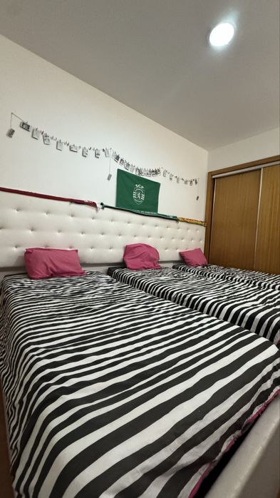 Cabeceira e 3 camas de solteiro