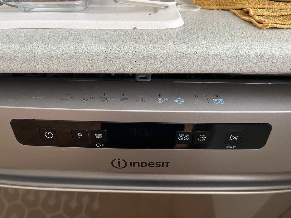 Máquina de Lavar Loiça Indesit Inox  - como nova