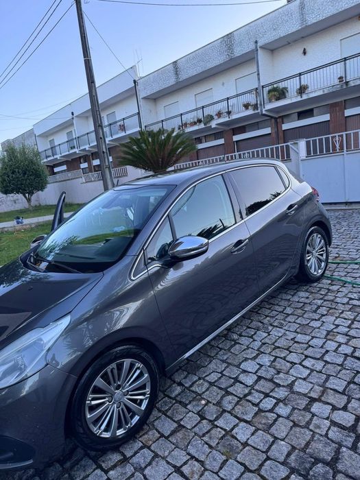 Peugeot 208 ano 2019 cinzento