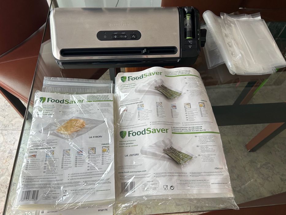 Máquina de selar alimentos a vácuo - FOOD SAVER com sacos incluídos