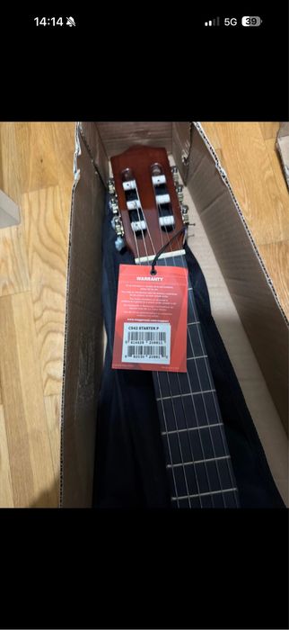 Guitarra nova com etiqueta