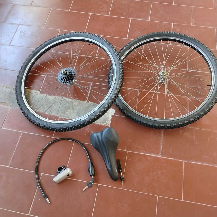 Pneus de bicicleta,selim, cadeado e lanterna