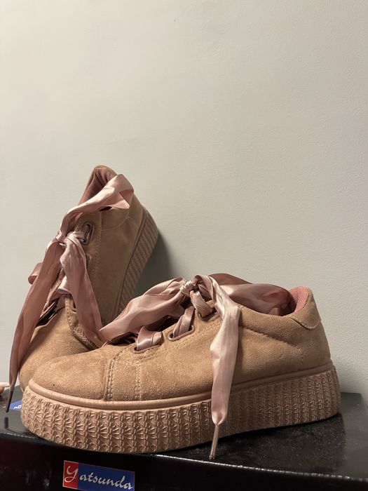 Базові стильні кеди на високій підошві в ніжно рожевому кольорі.