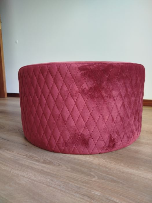 Puff bordô em veludo