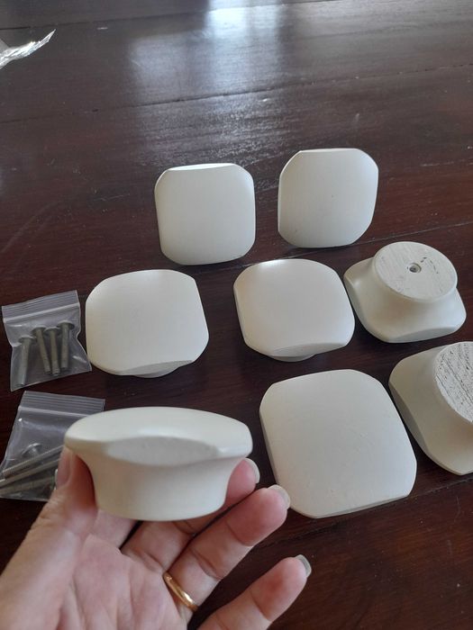 Puxadores em madeira, branco