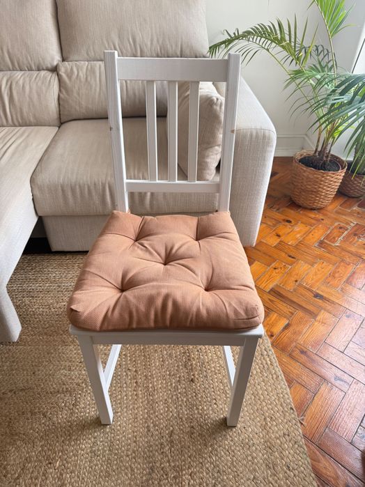 Cadeira (2 disponíveis) STEFAN brancas Ikea + Almofada cadeira Melinda
