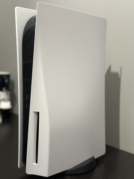 Konsola PlayStation 5 i 2 pady